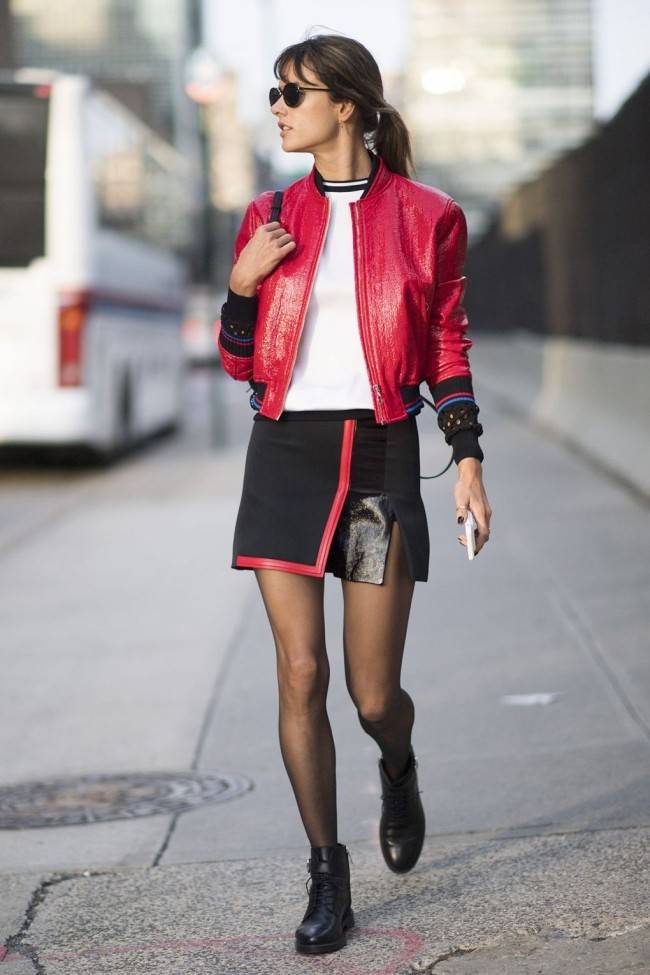 С чем носить женский бомбер в 2020: фото модны сочетаний
как стильно носить бомбер осенью 2020 — modnayadama