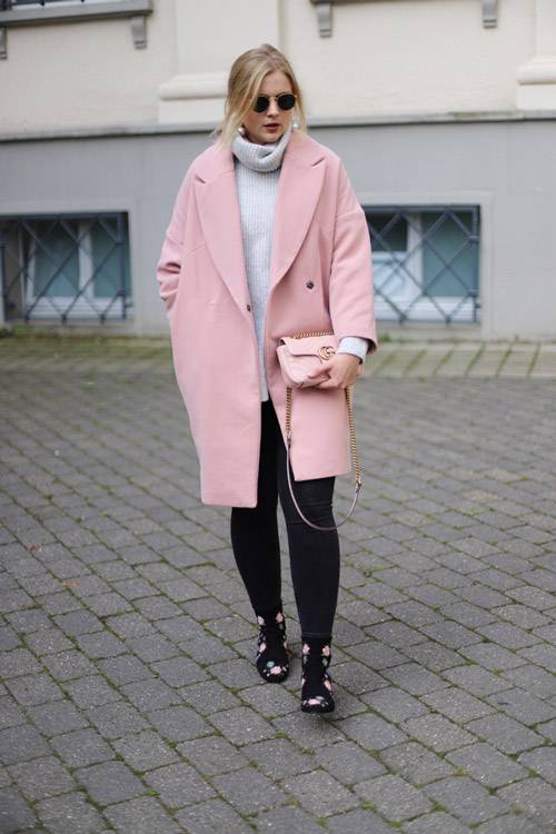 С чем носить розовое пальто яркое (фуксия), светлое — фото, сочетание 2022