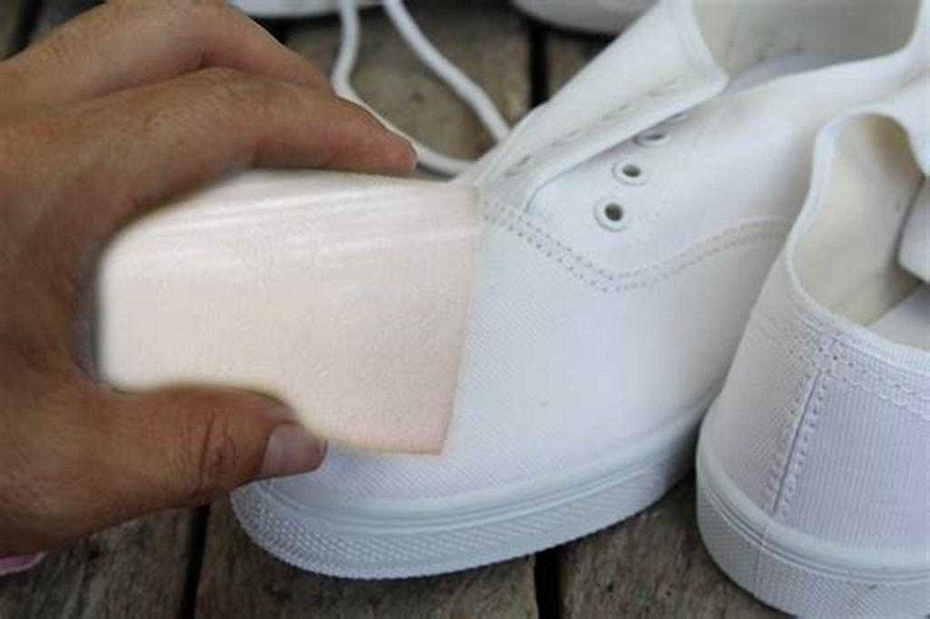 Как отмыть белые кроссовки?