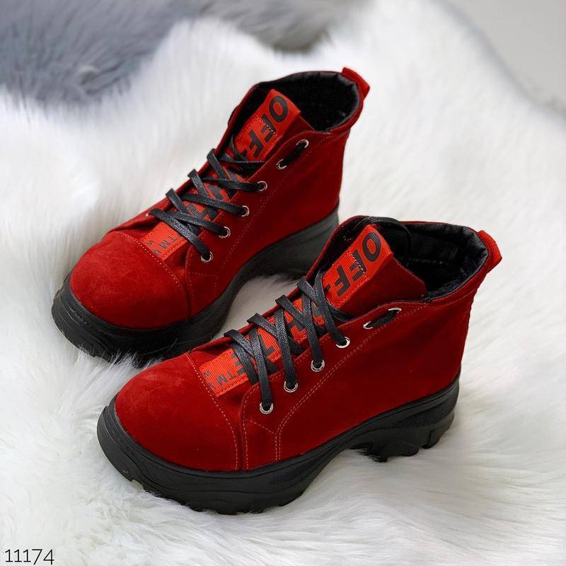 Красные ботинки: с чем носить и как сочетать женщине