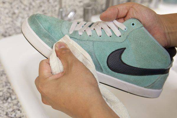 10 способов как почистить замшевую обувь разных оттенков в домашних условиях