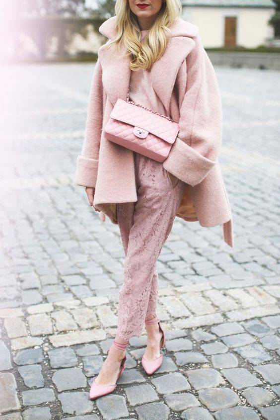 С чем носить розовое пальто яркое, светлое; фото, сочетания 2021