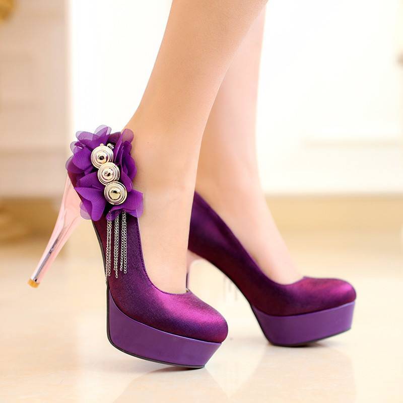 С чем носить фиолетовые туфли (более 40 идеальных образов)