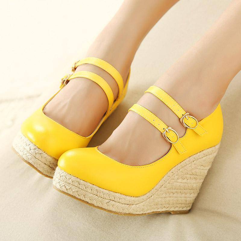 С чем можно носить, с какой обувью сочетать желтое платье, фото