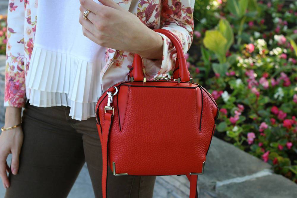 С чем носить красную сумку, клатч или рюкзак: 20 эффектных образов