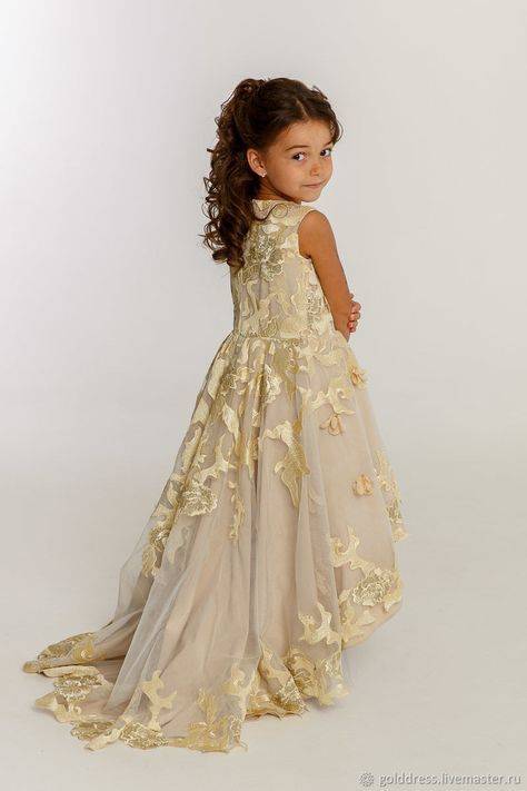 На подиумах детской моды новые вечерние платья для девочек, какое же выбрать любимой дочке?