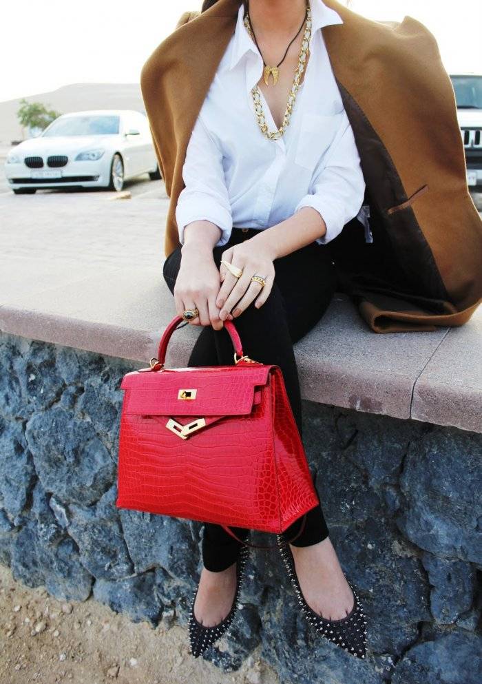 С чем носить красную сумку, клатч или рюкзак: 20 эффектных образов | trendy-u