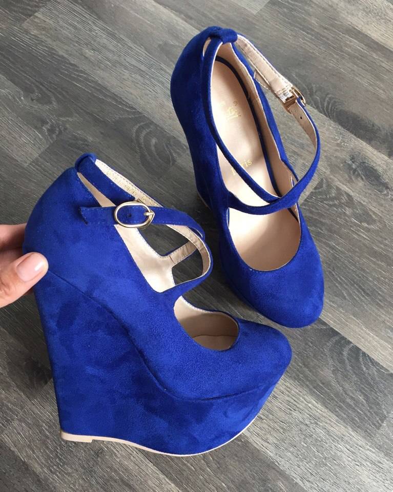 Какие туфли подойдут к синему платью: как создать стильные образы