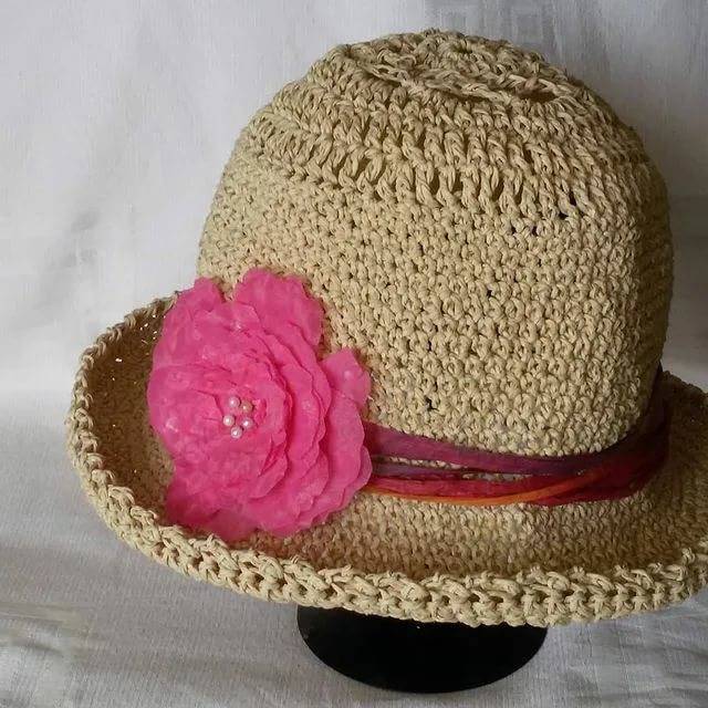 Стильные шапки, шляпки и береты для женщин 60 лет  - схемы вязания и описание бесплатно