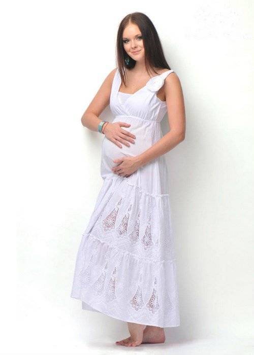 Стильное белое платье для беременных