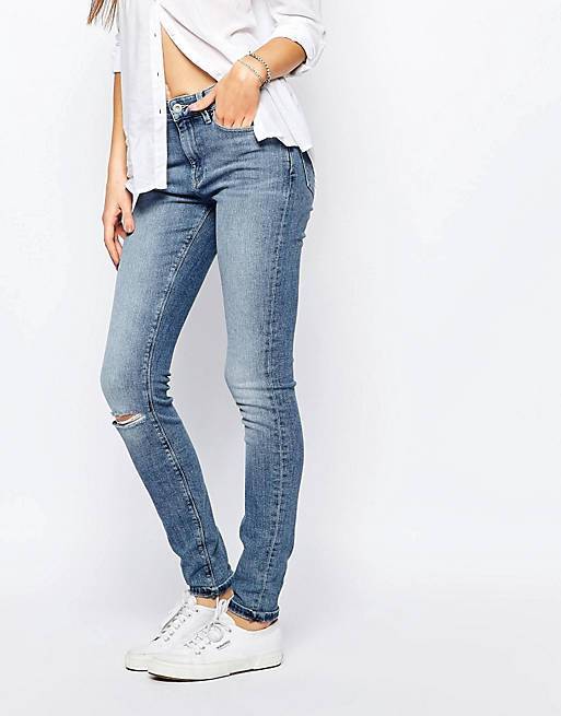 Широкие джинсы позволят почувствовать себя раскованно и быть в тренде