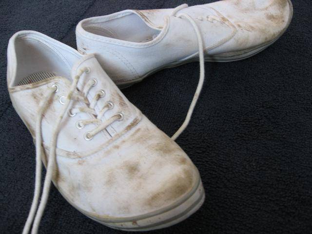 Как почистить обувь внутри?