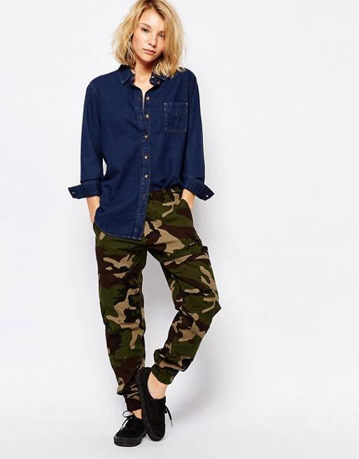 Женские джинсы с резинкой внизу: как называются, с чем сочетать
