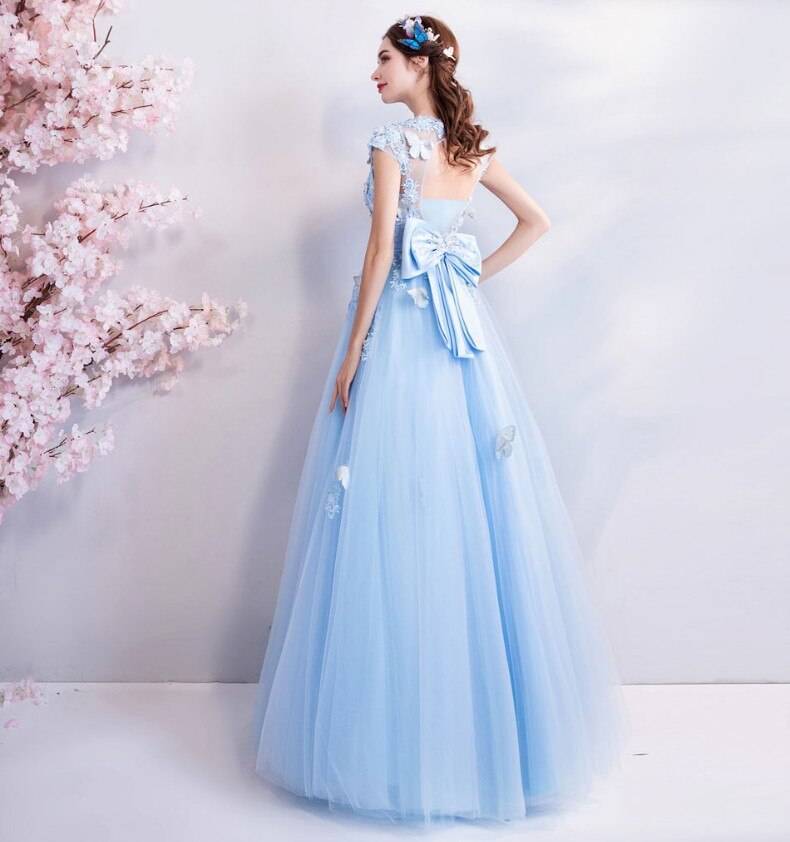 Популярные образы с голубым платьем, возможные цветовые решения