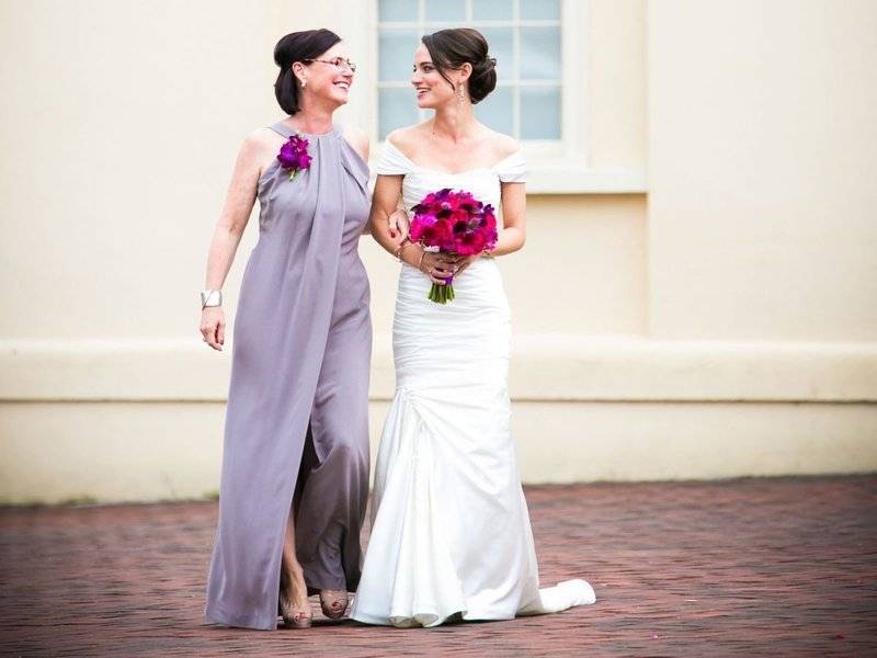 Актуальные модели платьев для мамы жениха на свадьбу, критерии выбора
