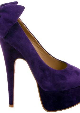 С чем носить фиолетовые туфли